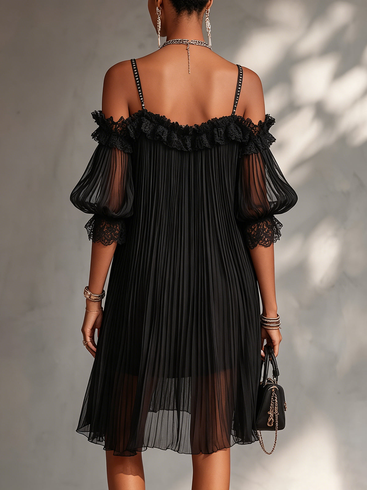 Svart miniklänning i chiffong med off shoulder-ringning och spets – bild 3