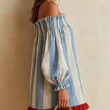 Blå och vit randig miniklänning med off shoulder-ringning – bild 4