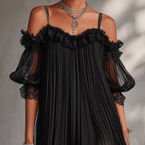Svart miniklänning i chiffong med off shoulder-ringning och spets – bild 4