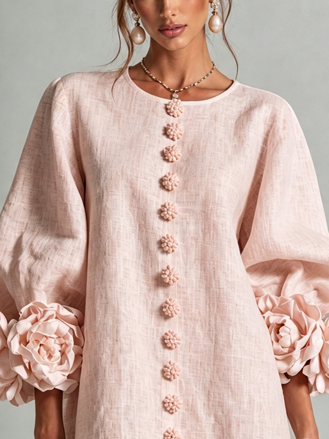 Rosa miniklänning med blommiga knappar och rosformade manschetter