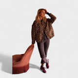 Rosa - Modern leopardmönstrad kappa